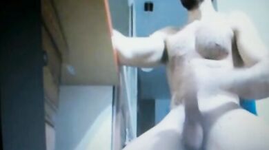 Barbuto dotato si masturba il cazzo enorme