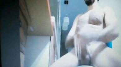 Barbuto dotato si masturba il cazzo enorme