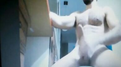 Barbuto dotato si masturba il cazzo enorme