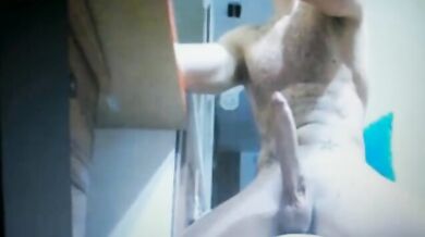 Barbuto dotato si masturba il cazzo enorme