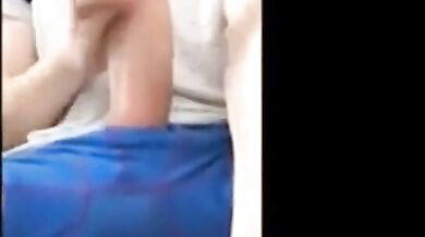 Si sega il suo cazzo enorme