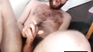 Bel ragazzo barbuto si scopa il culo con un vibratore