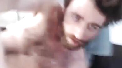 Bel ragazzo barbuto si scopa il culo con un vibratore