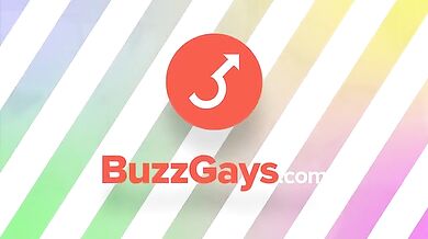 Bel ragazzo barbuto si scopa il culo con un vibratore