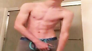 Twink si masturba il suo cazzone