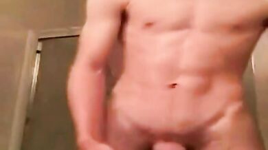 Twink si masturba il suo cazzone