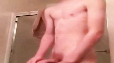 Twink si masturba il suo cazzone