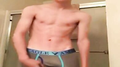 Twink si masturba il suo cazzone