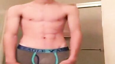 Twink si masturba il suo cazzone