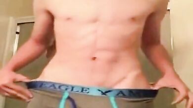 Twink si masturba il suo cazzone