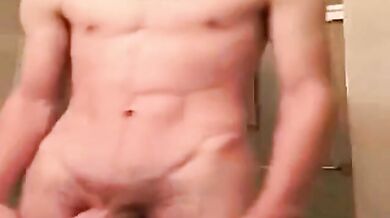 Twink si masturba il suo cazzone