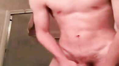 Twink si masturba il suo cazzone