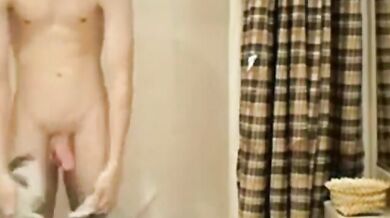 Ragazzo carino in doccia