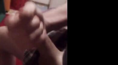 Studente tedesco si masturba e sborra copiosamente