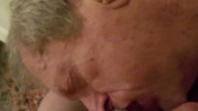 Il nonno succhia e ingoia lo sperma del camionista