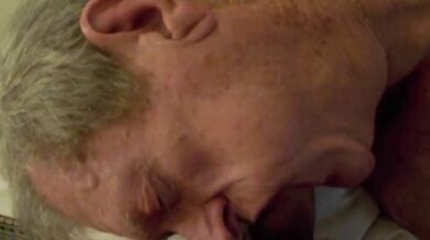 Il nonno succhia e ingoia lo sperma del camionista