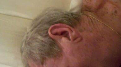 Il nonno succhia e ingoia lo sperma del camionista