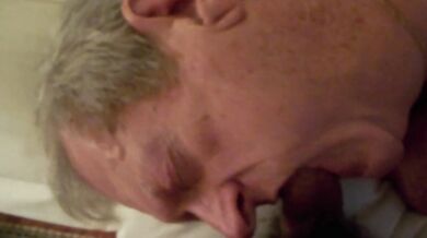 Il nonno succhia e ingoia lo sperma del camionista