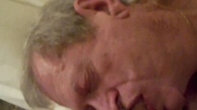 Il nonno succhia e ingoia lo sperma del camionista