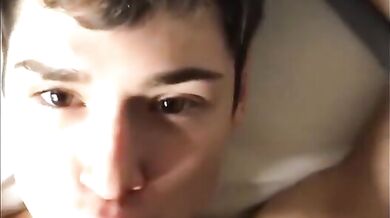 Teen brunetto a cui piace bere la sborra