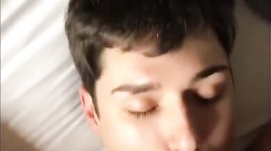 Teen brunetto a cui piace bere la sborra