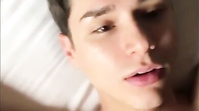 Teen brunetto a cui piace bere la sborra