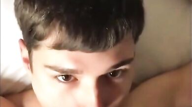 Teen brunetto a cui piace bere la sborra