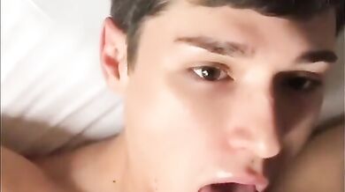 Teen brunetto a cui piace bere la sborra