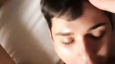 Teen brunetto a cui piace bere la sborra