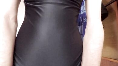 Ragazzo dotato mostra il suo bell'arnese