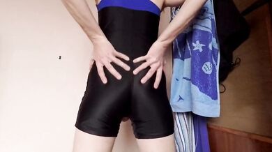 Ragazzo dotato mostra il suo bell'arnese