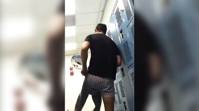 Bel ragazzo bruno si spoglia