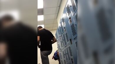 Bel ragazzo bruno si spoglia