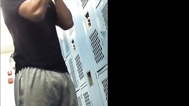 Bel ragazzo bruno si spoglia