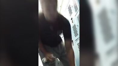 Bel ragazzo bruno si spoglia