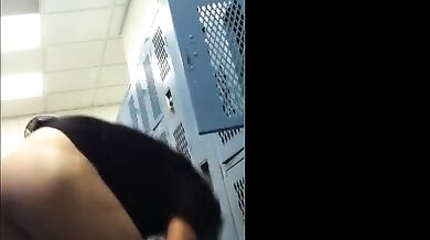 Bel ragazzo bruno si spoglia