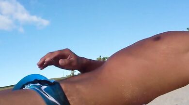 Twink asiatico si masturba sulla spiaggia