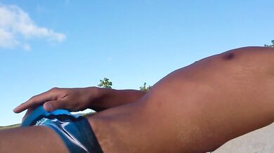 Twink asiatico si masturba sulla spiaggia