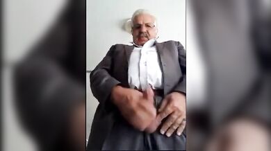 Arabo maturo si masturba in cam