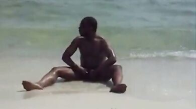 Si masturba in spiaggia