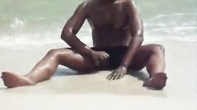 Si masturba in spiaggia