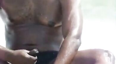 Si masturba in spiaggia