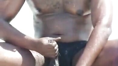 Si masturba in spiaggia