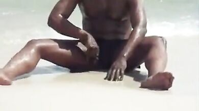 Si masturba in spiaggia