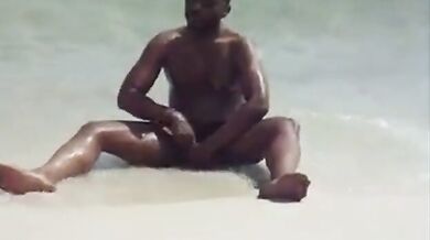 Si masturba in spiaggia