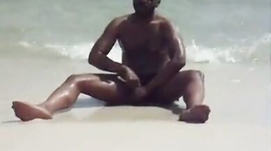 Si masturba in spiaggia