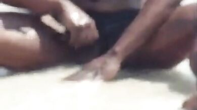 Si masturba in spiaggia