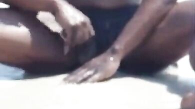 Si masturba in spiaggia