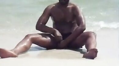 Si masturba in spiaggia