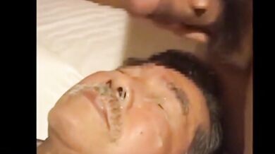 Succhia il cazzo e incula anziano asiatico